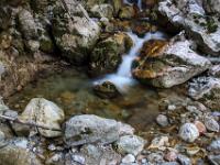 Kleines Bachbecken vor felsiger Kaskade